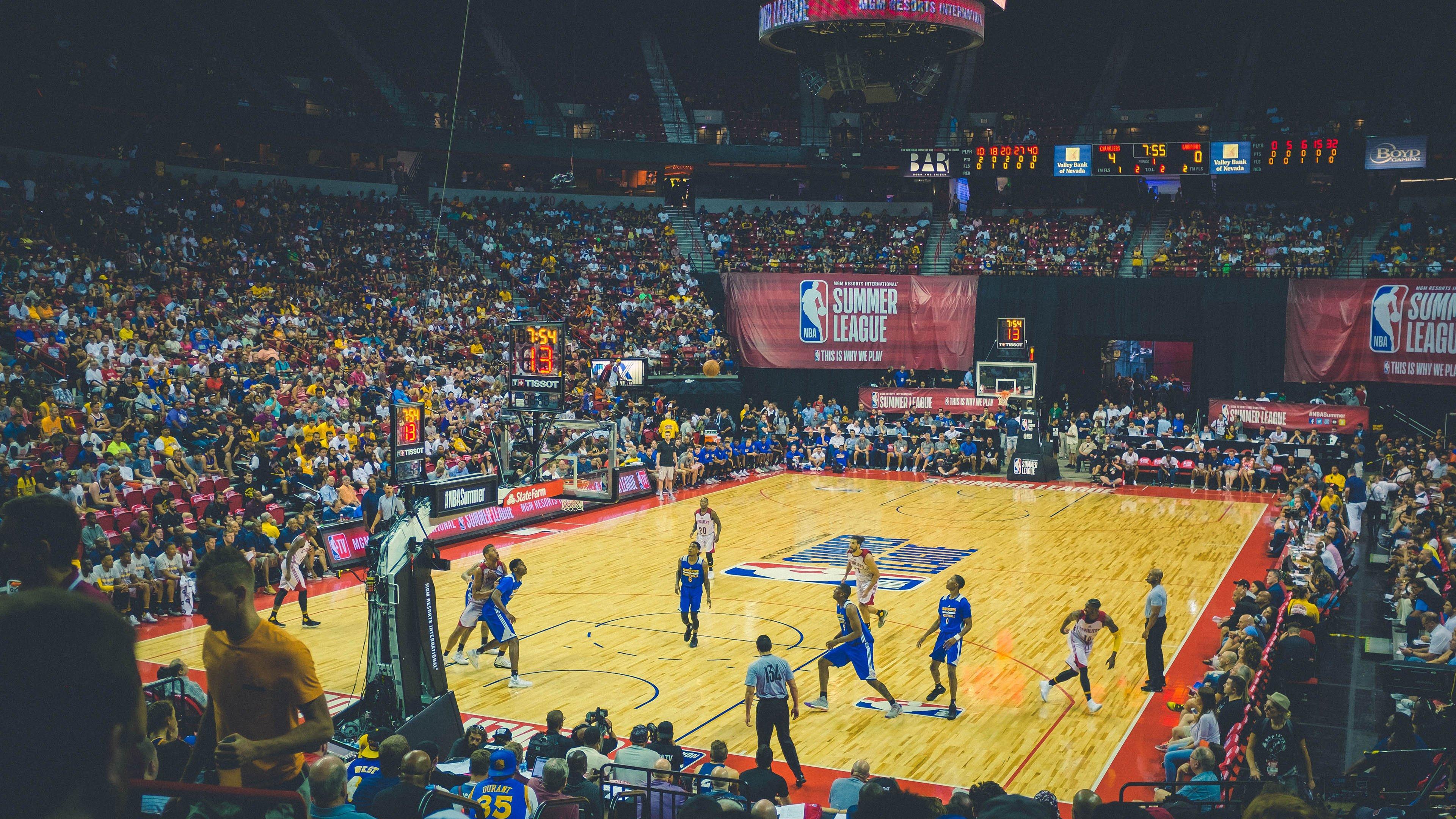 梅西梅开二度助迈阿密国际逆转取胜 球迷欢呼球王风采依旧