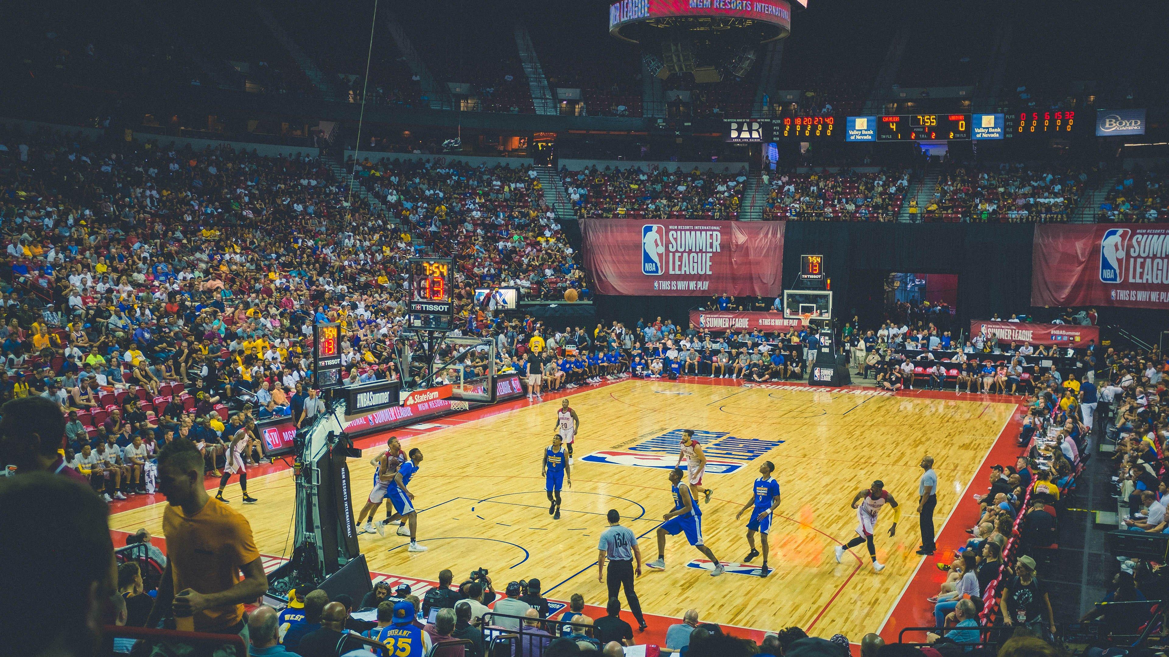 裁判争议再起!VAR判罚引发球迷激烈争论